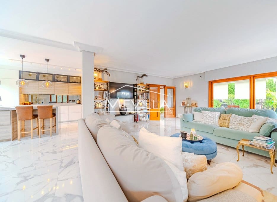 Chalet de 4 habitaciones en Campoamor en venta con piscina garaje - 695.000 € (Ref: 9309264)