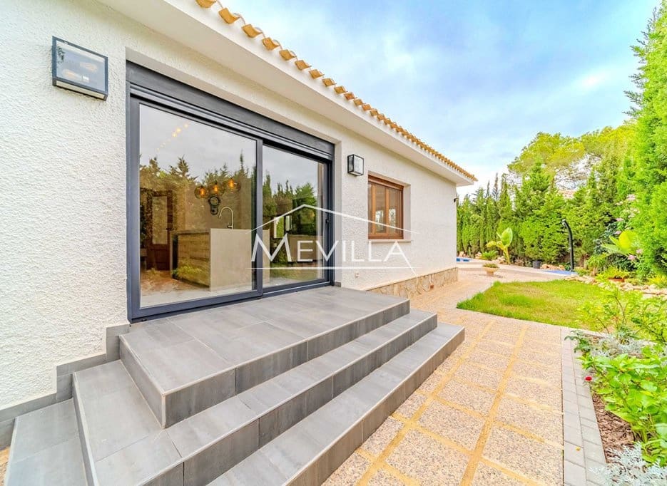 Chalet de 4 habitaciones en Campoamor en venta con piscina garaje - 695.000 € (Ref: 9309264)