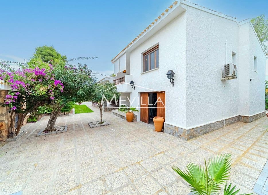 Chalet de 4 habitaciones en Campoamor en venta con piscina garaje - 695.000 € (Ref: 9309264)