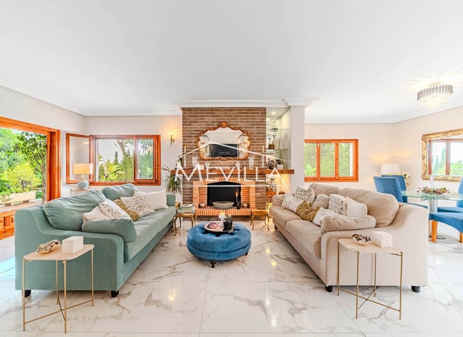 Chalet de 4 habitaciones en Campoamor en venta con piscina garaje - 695.000 € (Ref: 9309264)