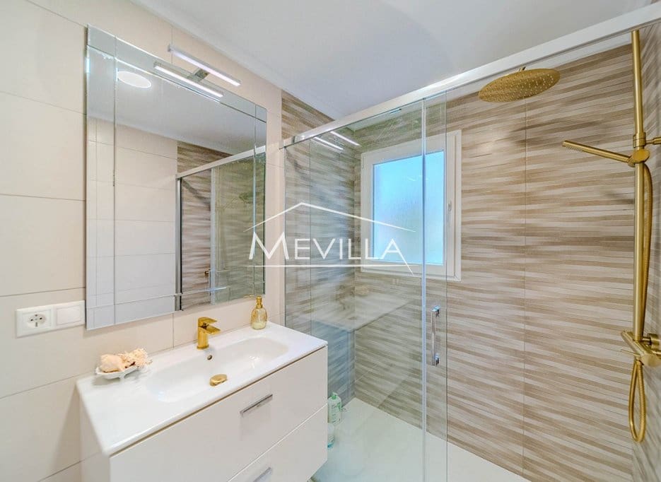 Chalet de 4 habitaciones en Campoamor en venta con piscina garaje - 695.000 € (Ref: 9309264)