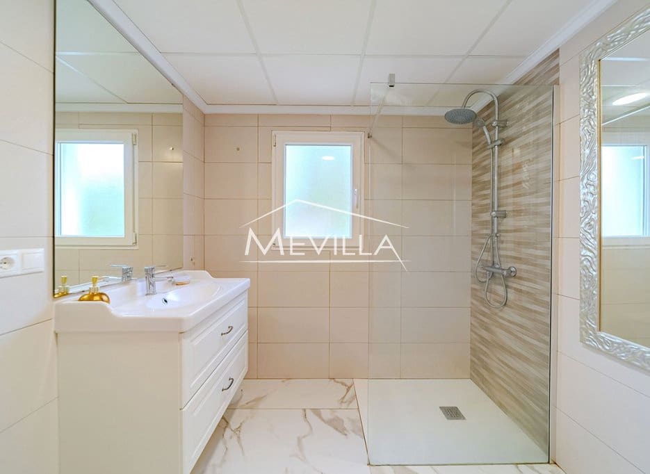 Chalet de 4 habitaciones en Campoamor en venta con piscina garaje - 695.000 € (Ref: 9309264)