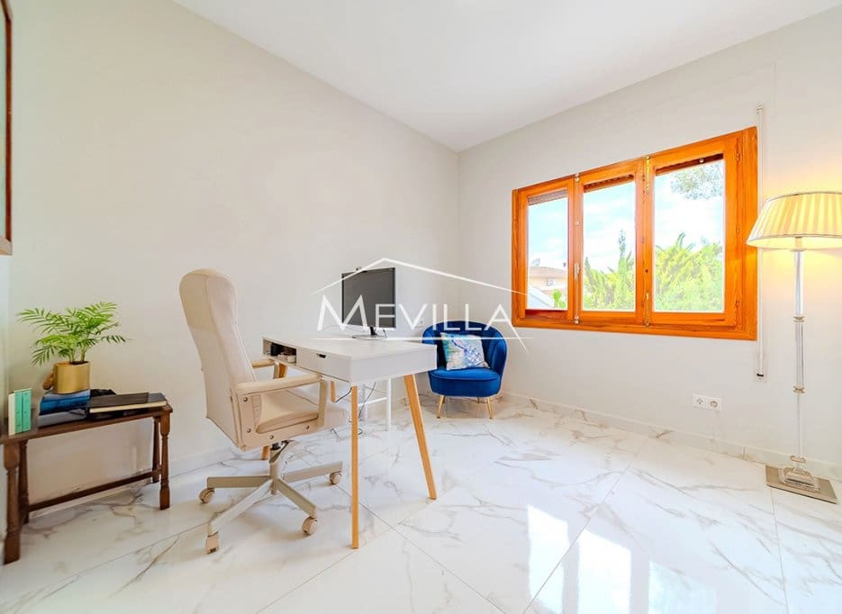 Chalet de 4 habitaciones en Campoamor en venta con piscina garaje - 695.000 € (Ref: 9309264)