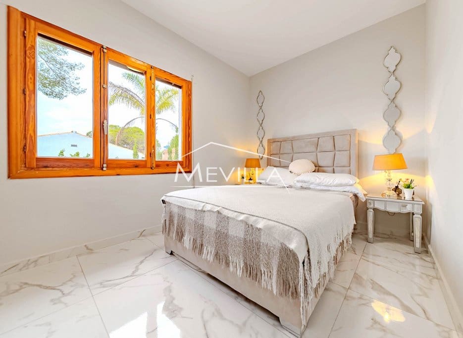 Chalet de 4 habitaciones en Campoamor en venta con piscina garaje - 695.000 € (Ref: 9309264)