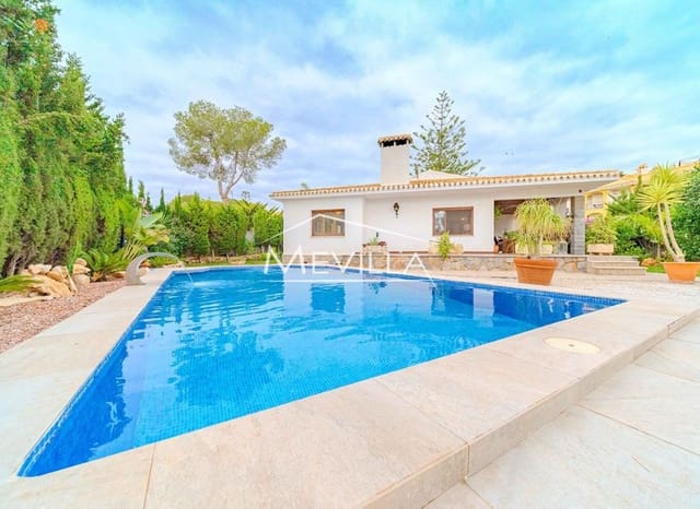 Chalet de 4 habitaciones en Dehesa de Campoamor, Orihuela en venta con piscina garaje - 695.000 € (Ref: 9309264)