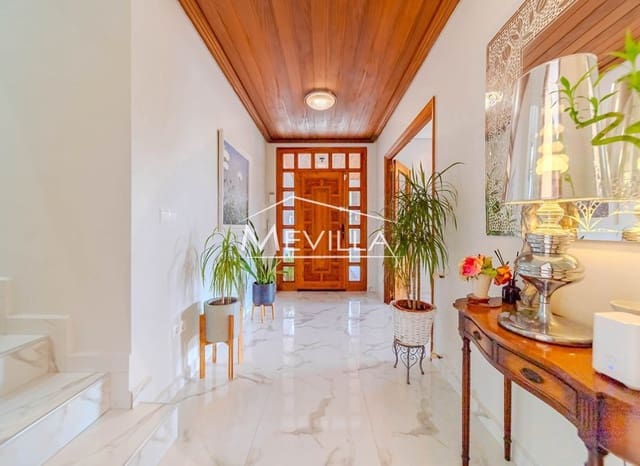 Chalet de 4 habitaciones en Dehesa de Campoamor, Orihuela en venta con piscina garaje - 695.000 € (Ref: 9309264)