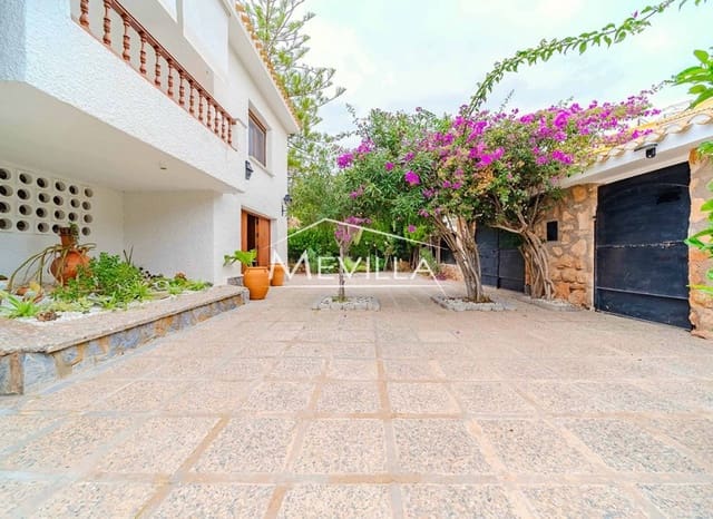 Chalet de 4 habitaciones en Dehesa de Campoamor, Orihuela en venta con piscina garaje - 695.000 € (Ref: 9309264)