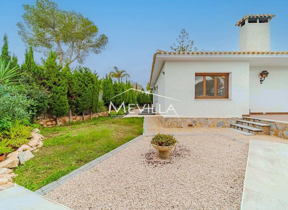 Chalet de 4 habitaciones en Campoamor en venta con piscina garaje - 695.000 € (Ref: 9309264)