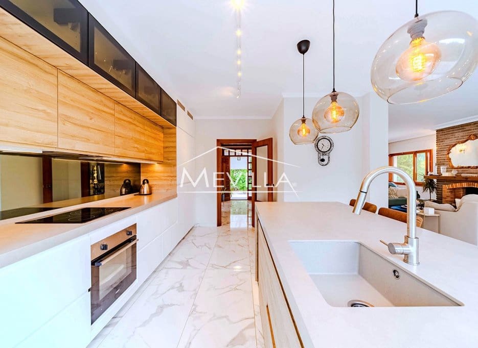 Chalet de 4 habitaciones en Campoamor en venta con piscina garaje - 695.000 € (Ref: 9309264)