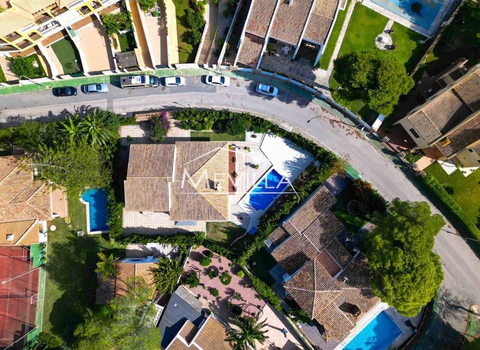 Chalet de 4 habitaciones en Campoamor en venta con piscina garaje - 695.000 € (Ref: 9309264)