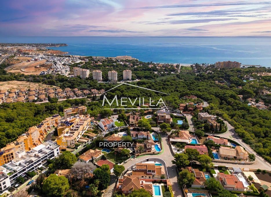 Chalet de 4 habitaciones en Campoamor en venta con piscina garaje - 695.000 € (Ref: 9309264)