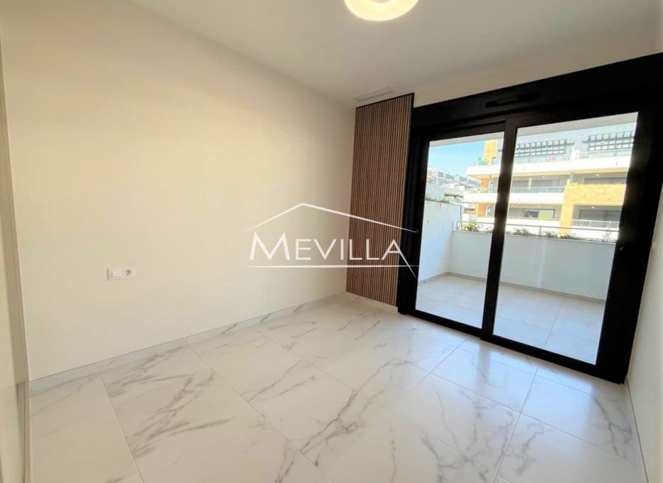 Apartamento de 2 habitaciones en Playa Flamenca en venta con piscina garaje - 374.000 € (Ref: 9345663)