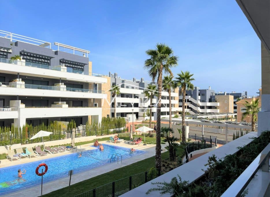 Apartamento de 2 habitaciones en Playa Flamenca en venta con piscina garaje - 374.000 € (Ref: 9345663)