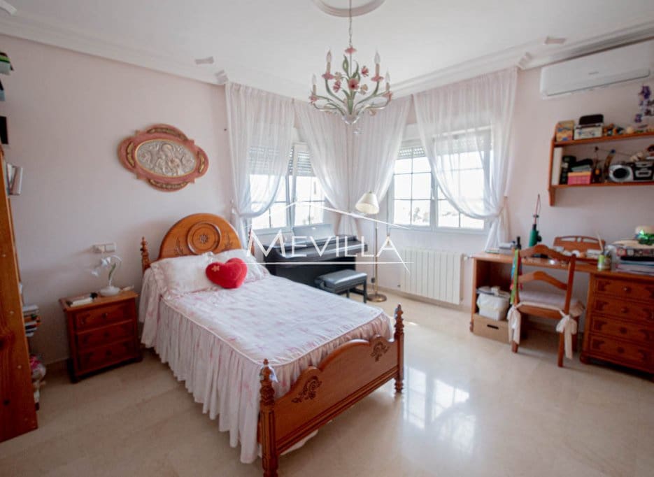 Chalet de 5 habitaciones en Los Balcones en venta con piscina garaje - 785.000 € (Ref: 9352102)
