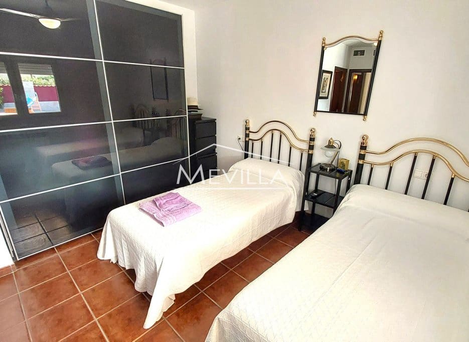 4 makuuhuone Huvila myytävänä paikassa Cabo Roig mukana uima-altaan 
autotalli - 1 250 000 € (Ref: 9383202)