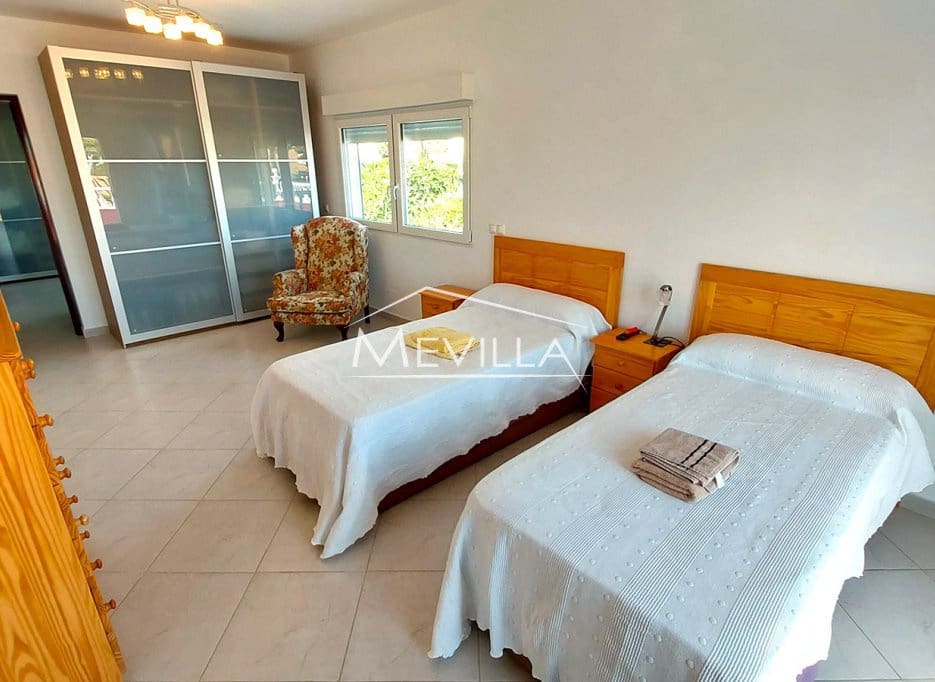 4 makuuhuone Huvila myytävänä paikassa Cabo Roig mukana uima-altaan 
autotalli - 1 250 000 € (Ref: 9383202)