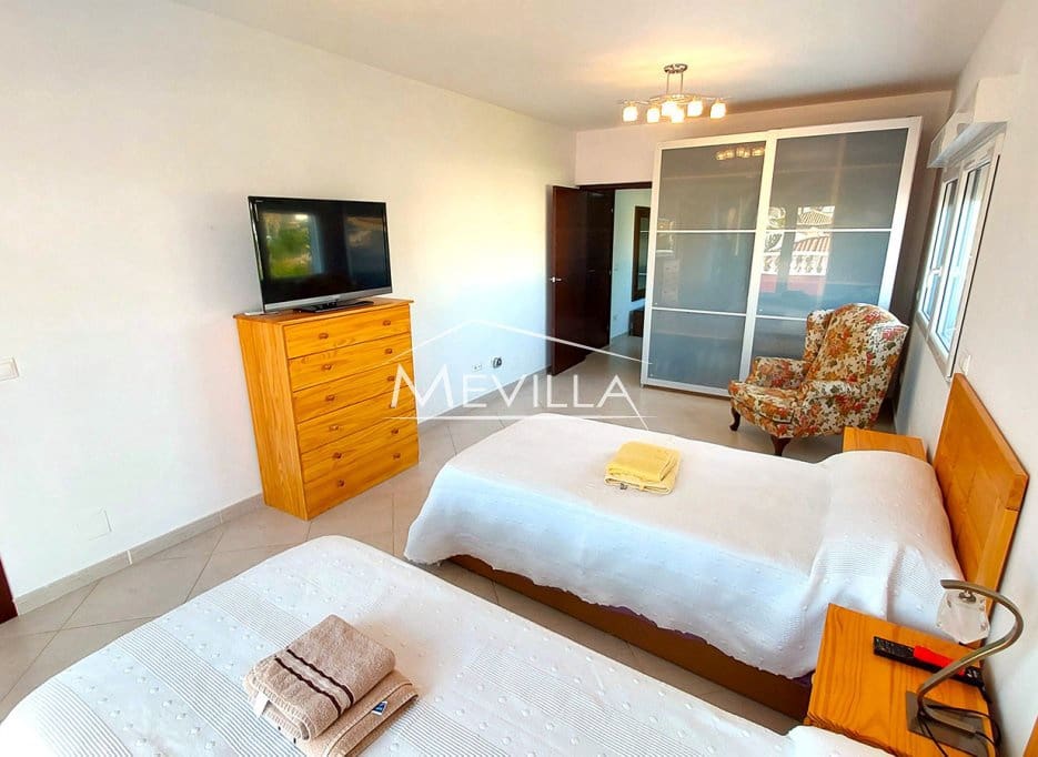 4 makuuhuone Huvila myytävänä paikassa Cabo Roig mukana uima-altaan 
autotalli - 1 250 000 € (Ref: 9383202)