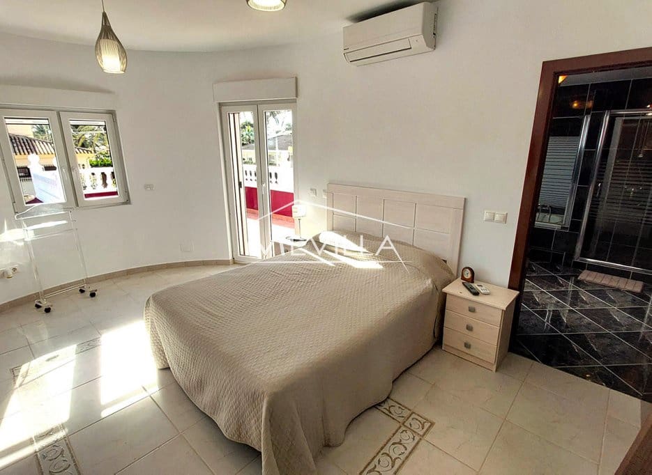 4 makuuhuone Huvila myytävänä paikassa Cabo Roig mukana uima-altaan 
autotalli - 1 250 000 € (Ref: 9383202)