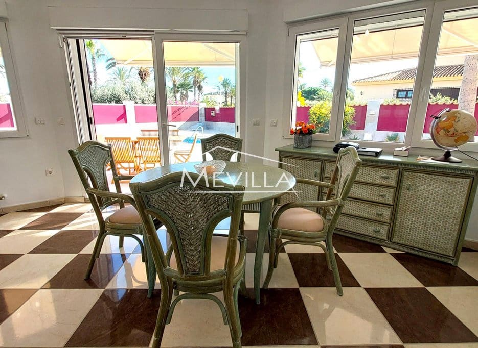 4 makuuhuone Huvila myytävänä paikassa Cabo Roig mukana uima-altaan 
autotalli - 1 250 000 € (Ref: 9383202)