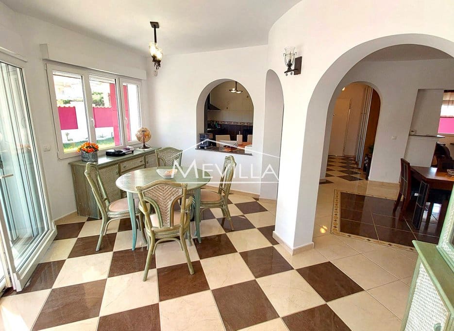 4 makuuhuone Huvila myytävänä paikassa Cabo Roig mukana uima-altaan 
autotalli - 1 250 000 € (Ref: 9383202)