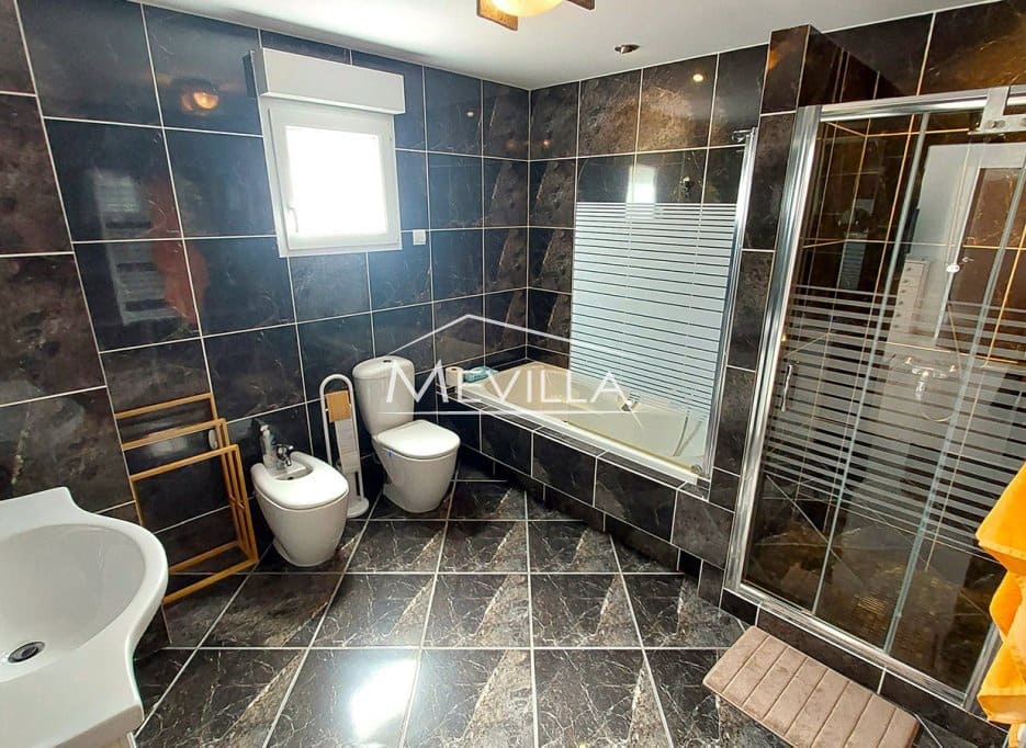 4 makuuhuone Huvila myytävänä paikassa Cabo Roig mukana uima-altaan 
autotalli - 1 250 000 € (Ref: 9383202)