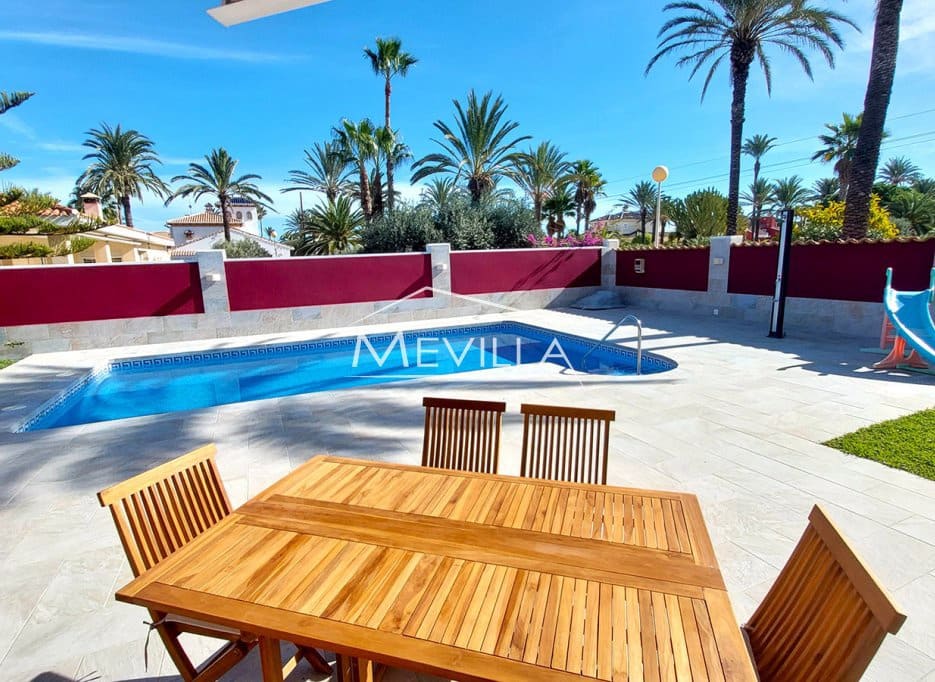 4 makuuhuone Huvila myytävänä paikassa Cabo Roig mukana uima-altaan 
autotalli - 1 250 000 € (Ref: 9383202)