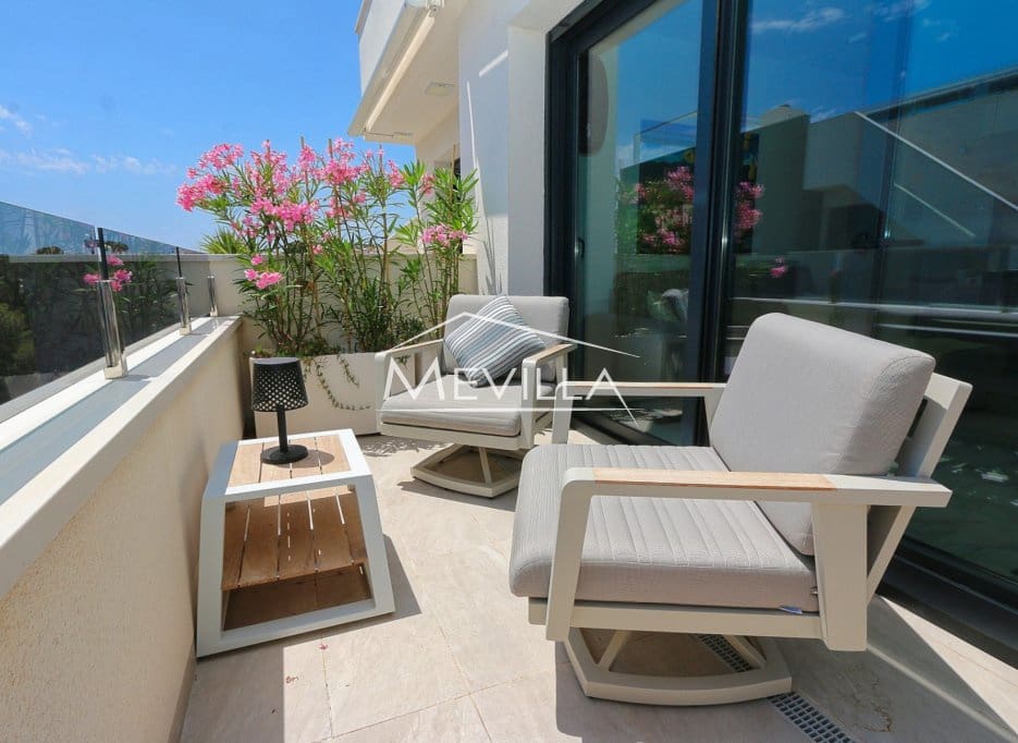 2 soveværelse Penthouse til salg i Playa Flamenca med swimmingpool garage - € 365.000 (Ref: 9470653)