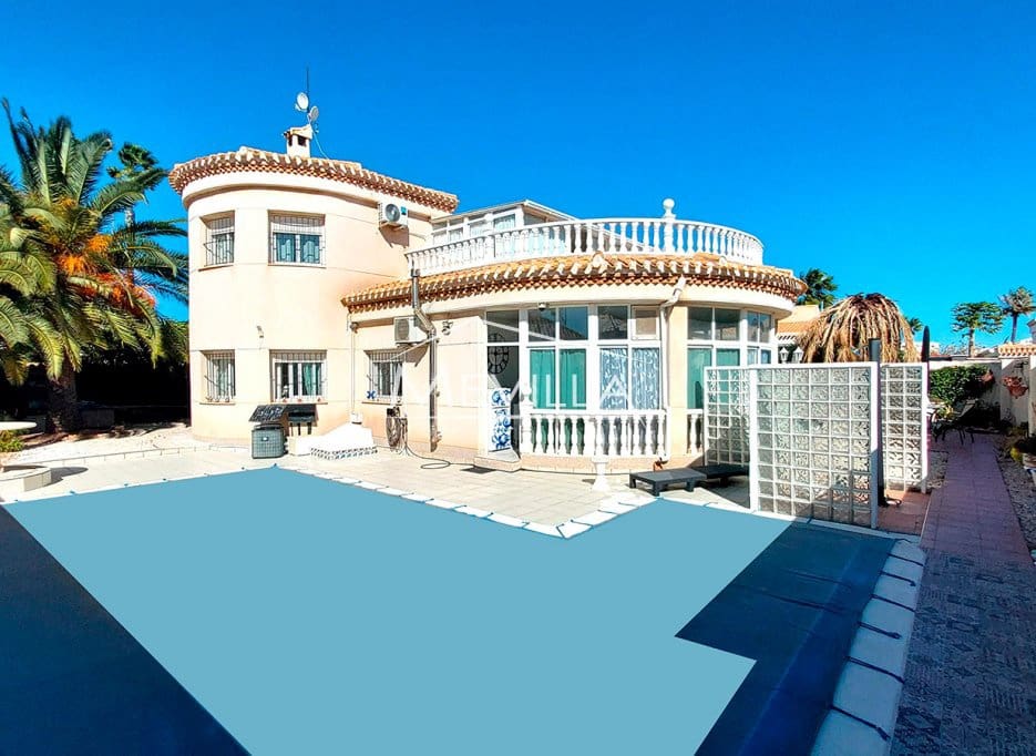 Chalet de 4 habitaciones en Playa Flamenca en venta con piscina garaje - 780.000 € (Ref: 9593198)