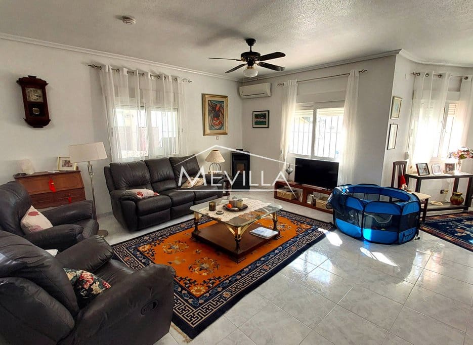 Chalet de 4 habitaciones en Playa Flamenca en venta con piscina garaje - 780.000 € (Ref: 9593198)