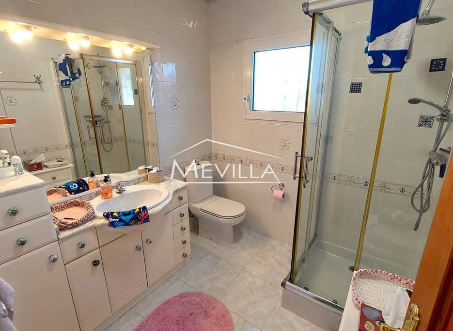 Chalet de 4 habitaciones en Playa Flamenca en venta con piscina garaje - 780.000 € (Ref: 9593198)