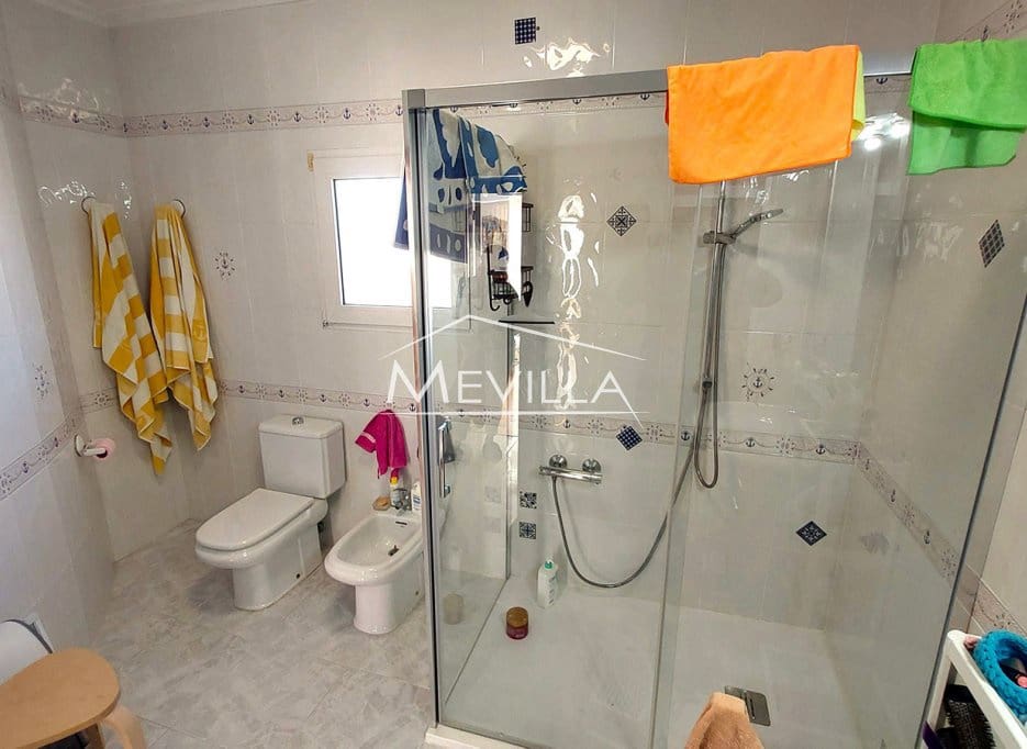 Chalet de 4 habitaciones en Playa Flamenca en venta con piscina garaje - 780.000 € (Ref: 9593198)