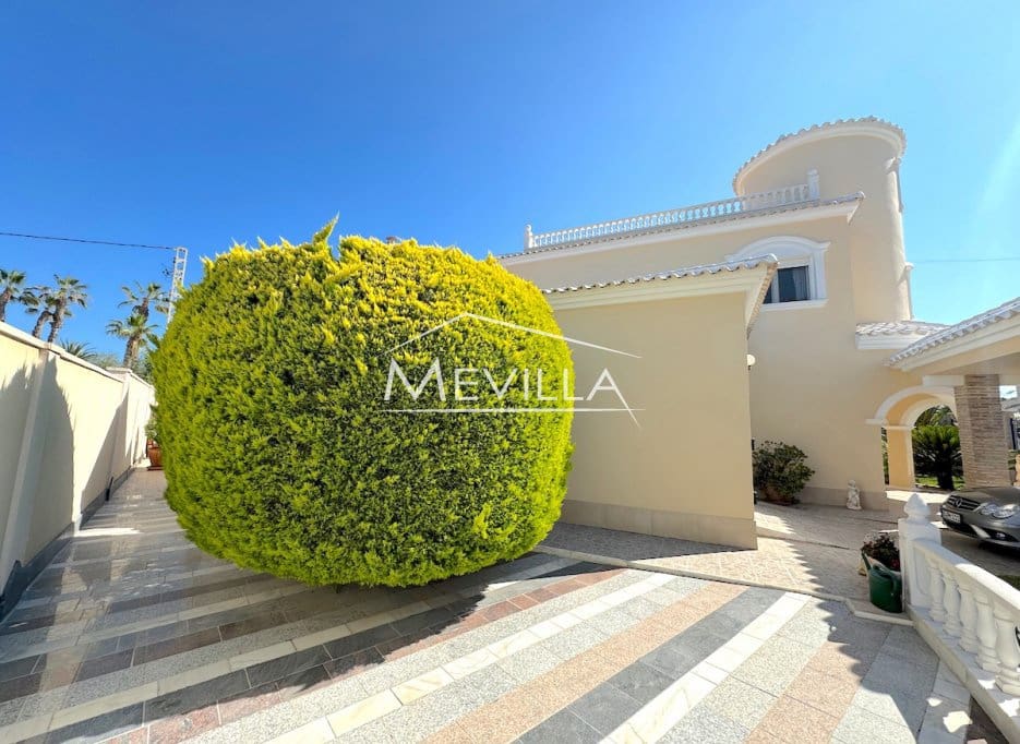 5 slaapkamer Villa te koop in Cabo Roig met zwembad garage - € 1.150.000 (Ref: 9694395)