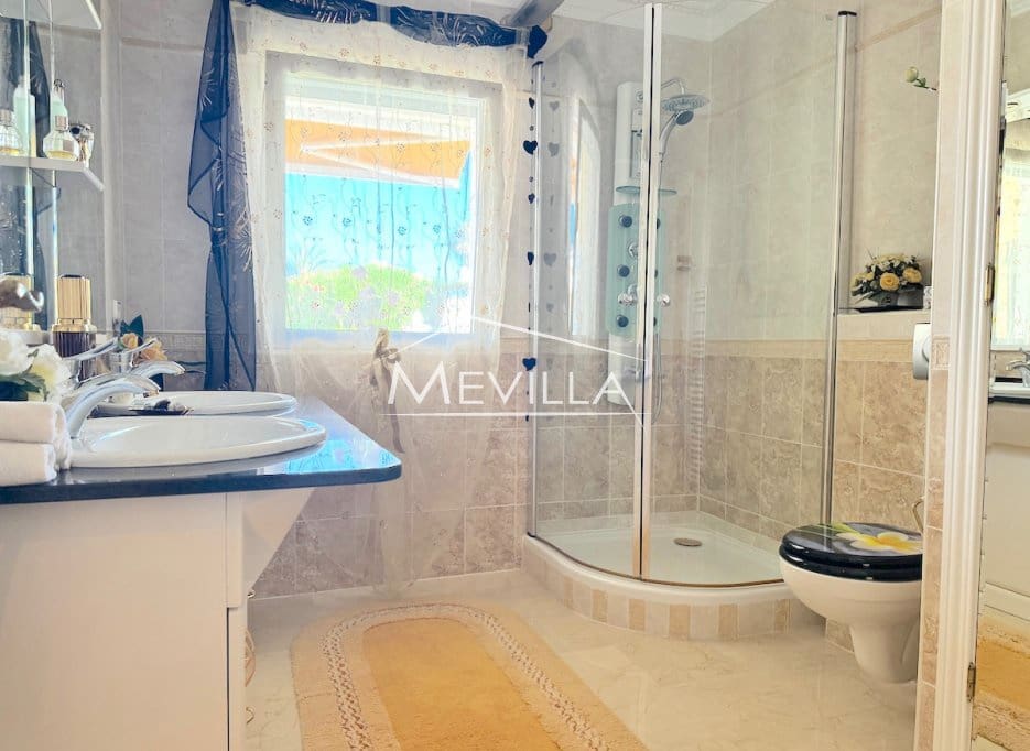 5 slaapkamer Villa te koop in Cabo Roig met zwembad garage - € 1.150.000 (Ref: 9694395)