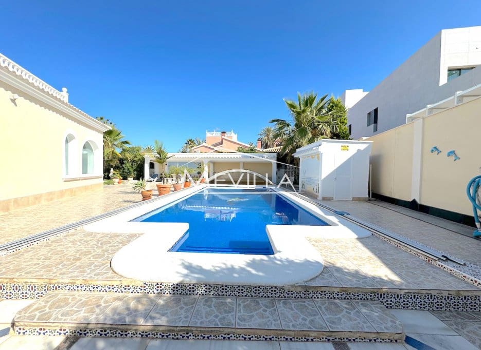 5 slaapkamer Villa te koop in Cabo Roig met zwembad garage - € 1.150.000 (Ref: 9694395)