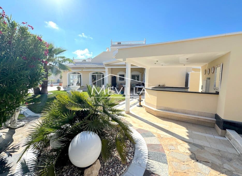 5 slaapkamer Villa te koop in Cabo Roig met zwembad garage - € 1.150.000 (Ref: 9694395)