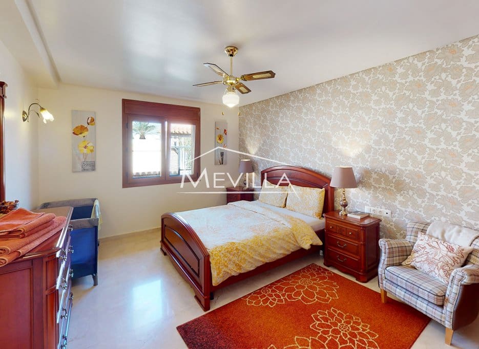 5 makuuhuone Huvila myytävänä paikassa Cabo Roig mukana uima-altaan 
autotalli - 1 400 000 € (Ref: 9793638)