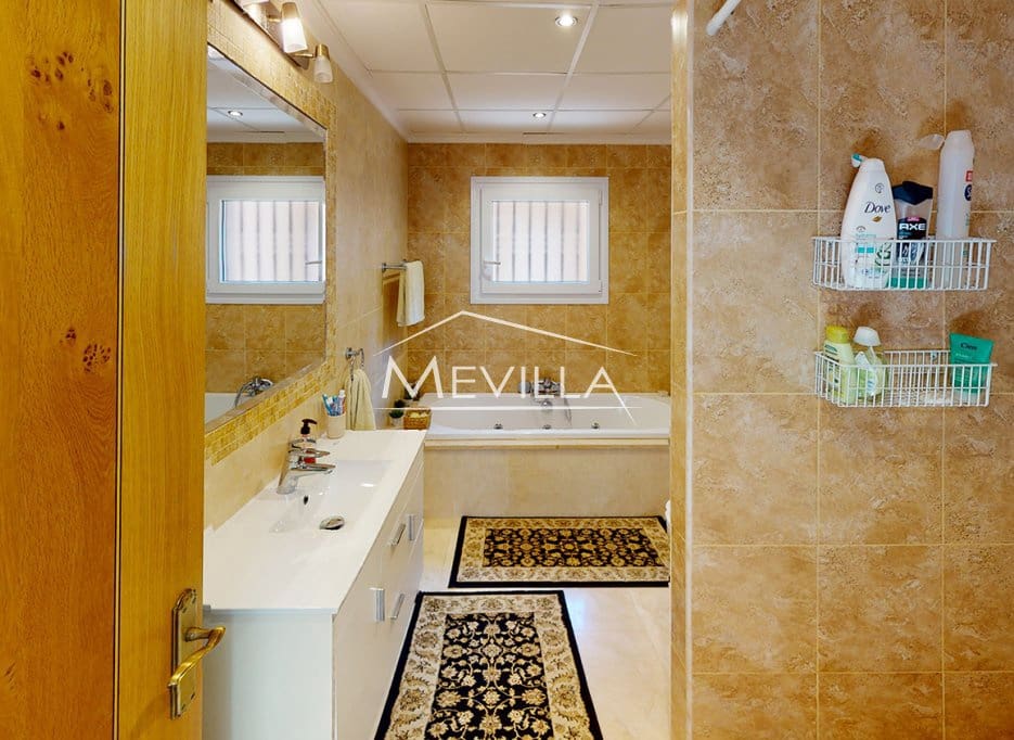 5 makuuhuone Huvila myytävänä paikassa Cabo Roig mukana uima-altaan 
autotalli - 1 400 000 € (Ref: 9793638)