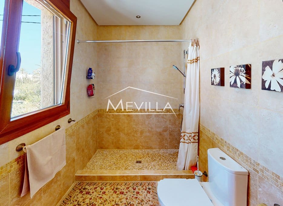 5 makuuhuone Huvila myytävänä paikassa Cabo Roig mukana uima-altaan 
autotalli - 1 400 000 € (Ref: 9793638)