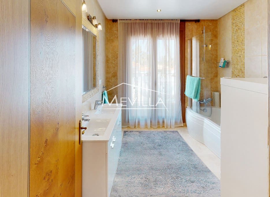 5 makuuhuone Huvila myytävänä paikassa Cabo Roig mukana uima-altaan 
autotalli - 1 400 000 € (Ref: 9793638)