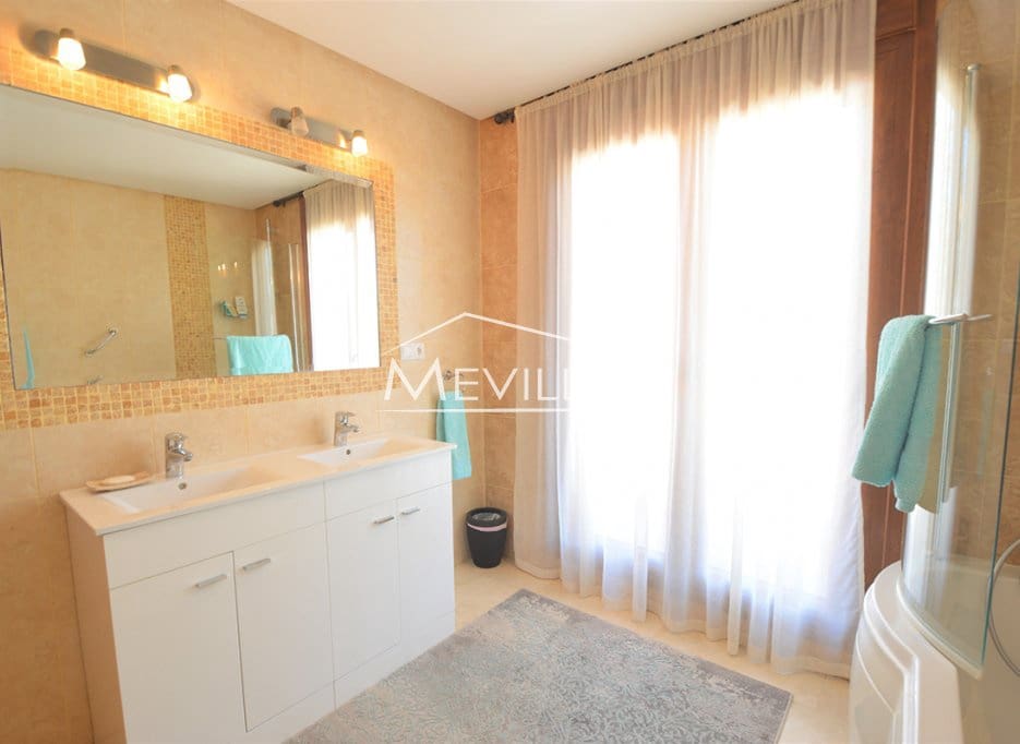 5 makuuhuone Huvila myytävänä paikassa Cabo Roig mukana uima-altaan 
autotalli - 1 400 000 € (Ref: 9793638)