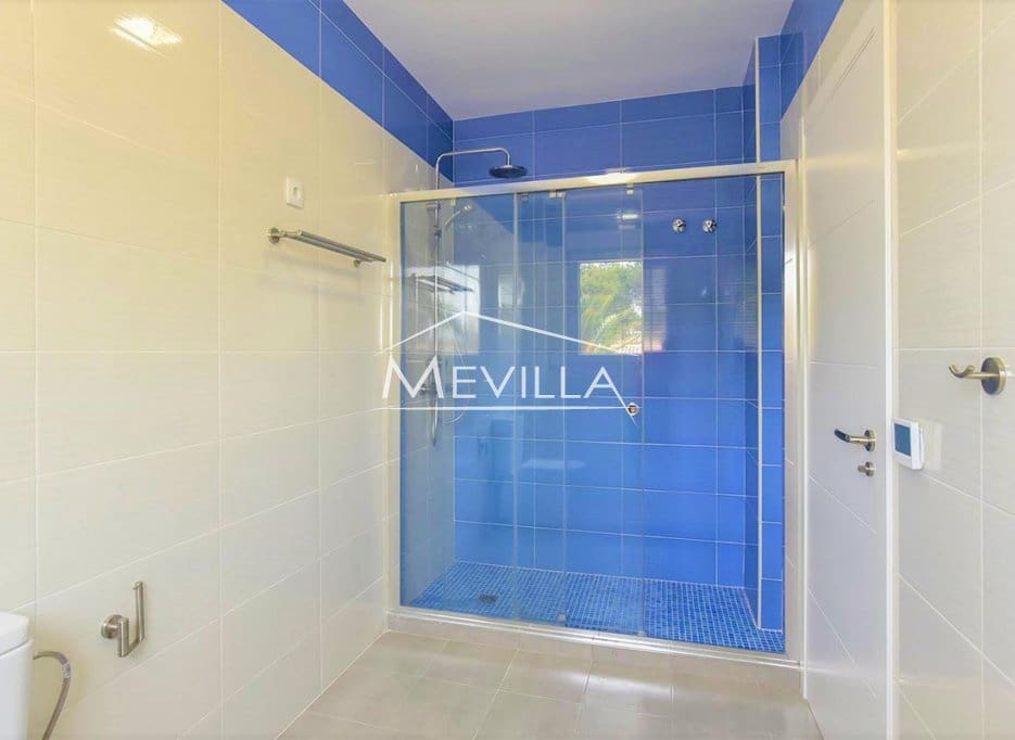 5 makuuhuone Huvila myytävänä paikassa Cabo Roig mukana uima-altaan 
autotalli - 970 000 € (Ref: 9893054)