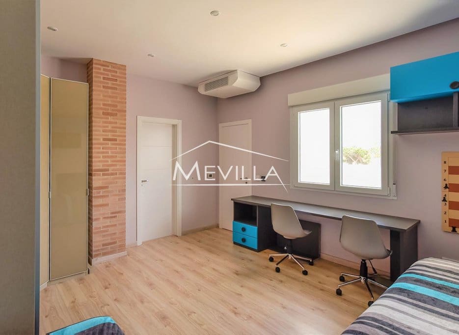 5 makuuhuone Huvila myytävänä paikassa Cabo Roig mukana uima-altaan 
autotalli - 970 000 € (Ref: 9893054)