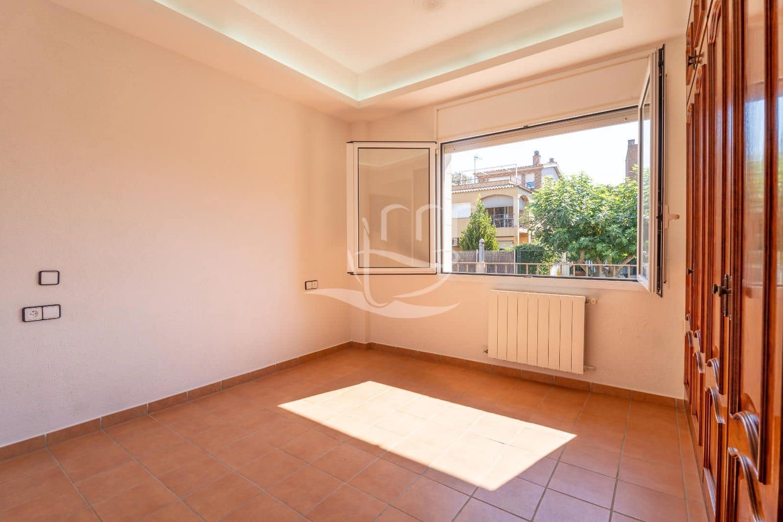 4 bedroom Townhouse for sale in Mont-ras with garage - € 625,000 (Ref: 10012539)