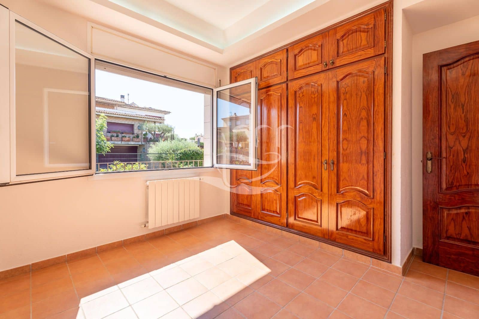 4 bedroom Townhouse for sale in Mont-ras with garage - € 625,000 (Ref: 10012539)