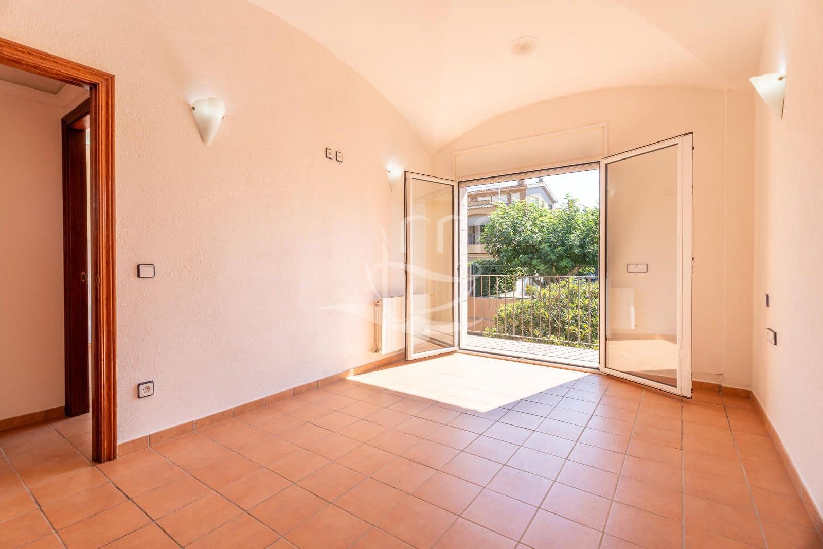 4 bedroom Townhouse for sale in Mont-ras with garage - € 625,000 (Ref: 10012539)
