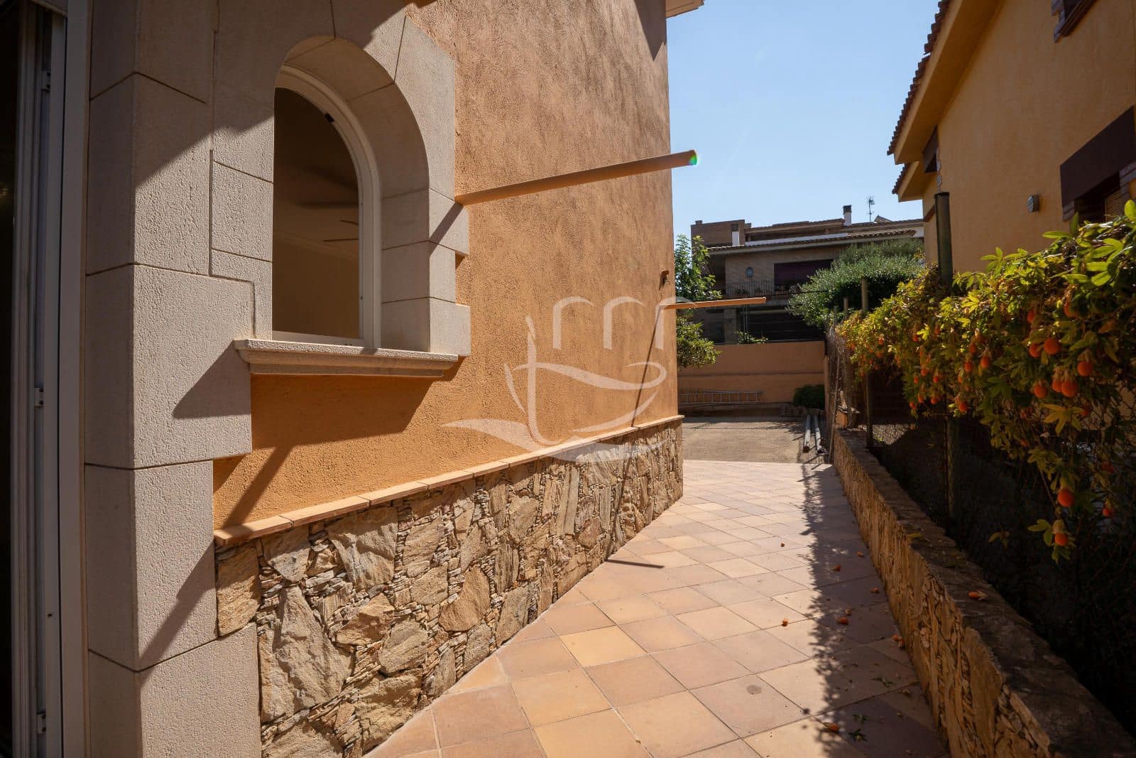 4 bedroom Townhouse for sale in Mont-ras with garage - € 625,000 (Ref: 10012539)