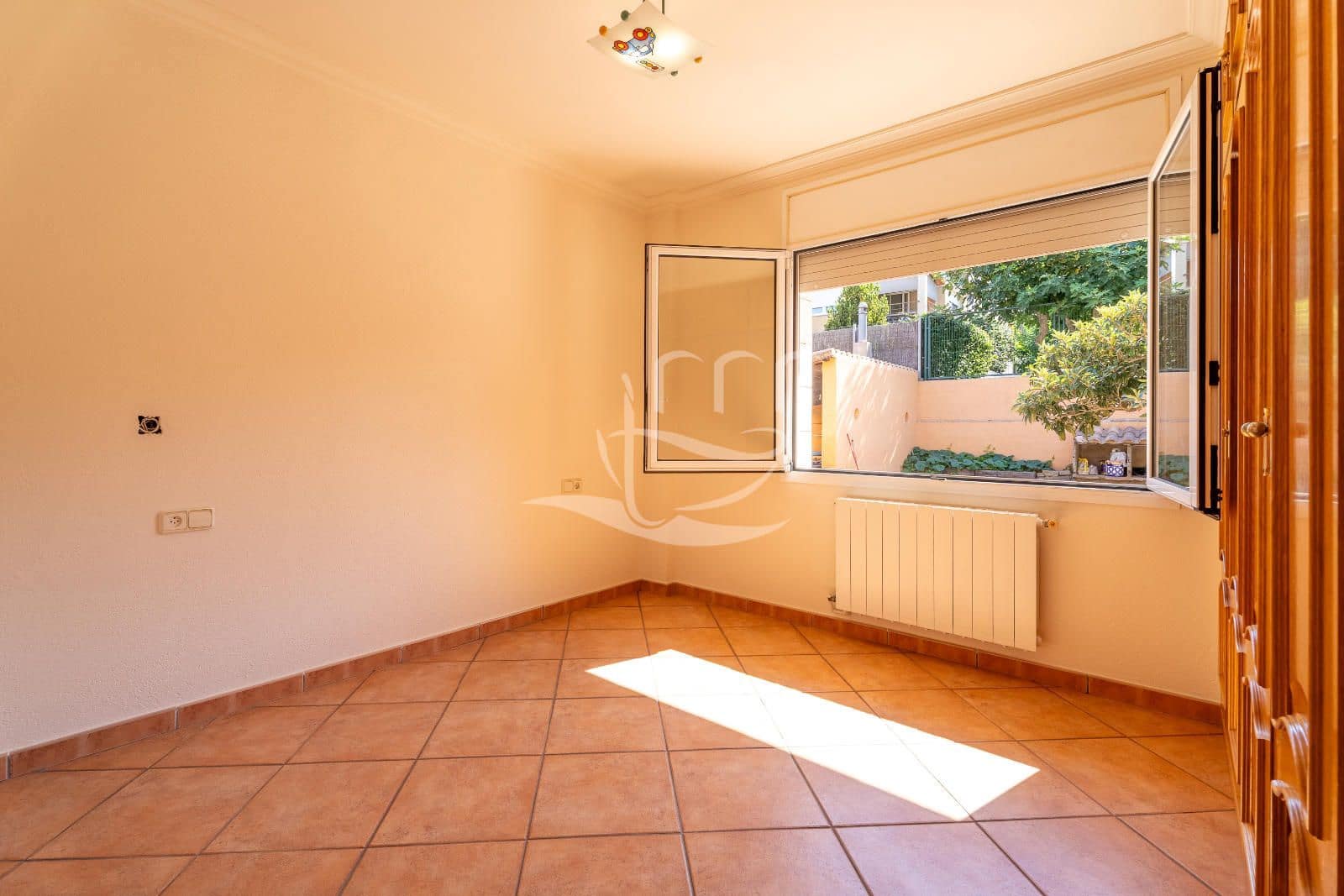 4 bedroom Townhouse for sale in Mont-ras with garage - € 625,000 (Ref: 10012539)