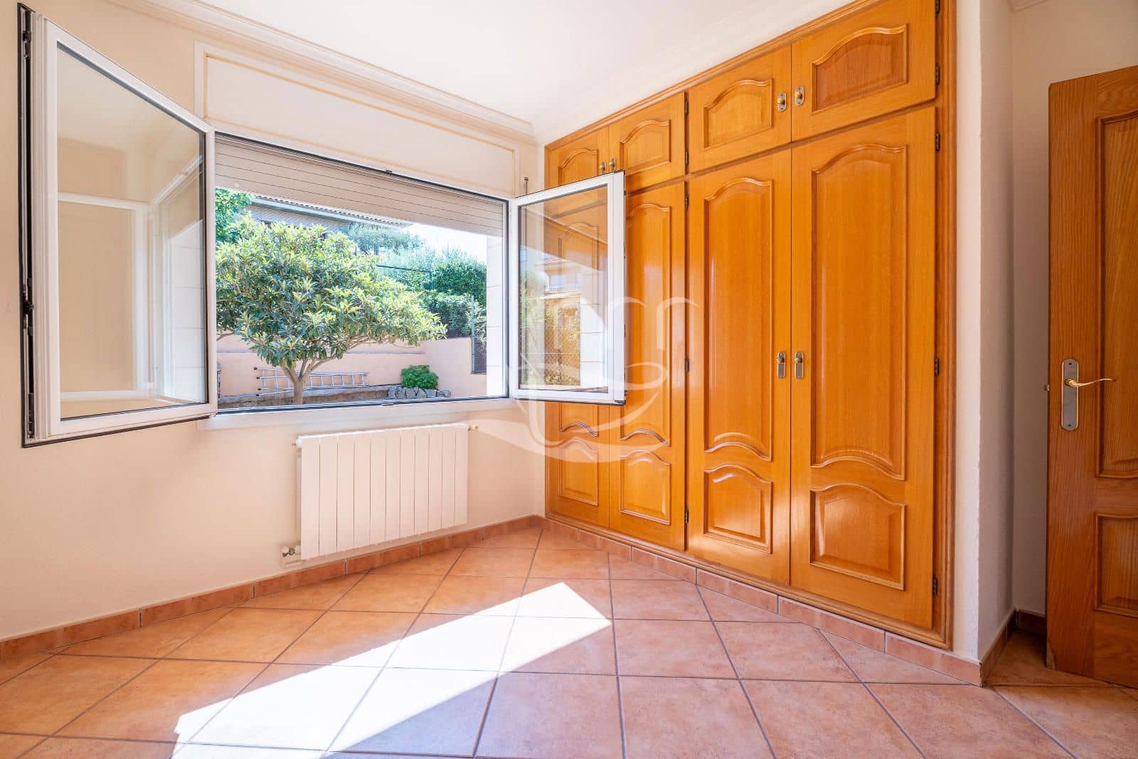 4 bedroom Townhouse for sale in Mont-ras with garage - € 625,000 (Ref: 10012539)