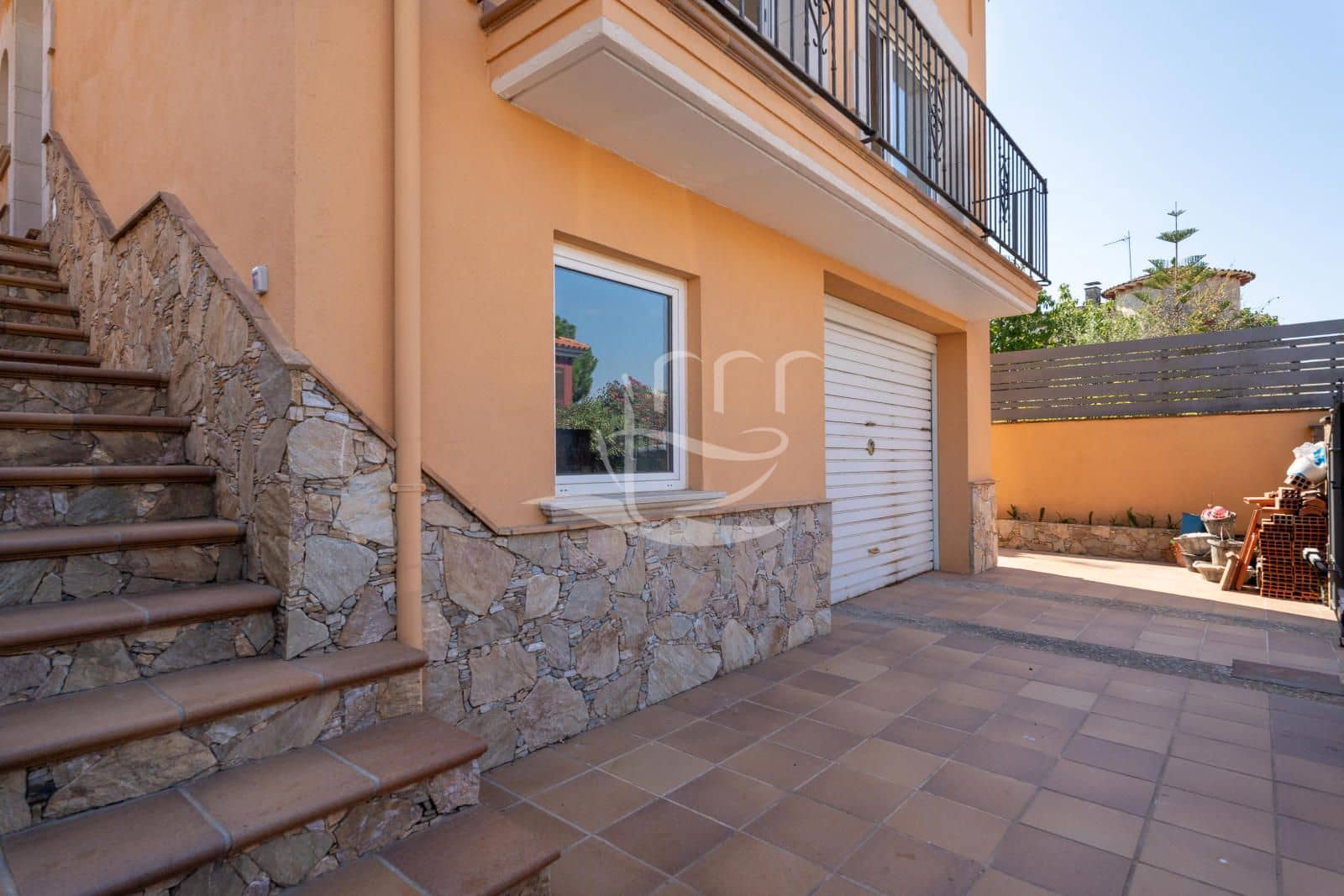 4 bedroom Townhouse for sale in Mont-ras with garage - € 625,000 (Ref: 10012539)