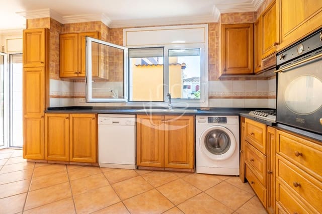 4 bedroom Townhouse for sale in Mont-ras with garage - € 625,000 (Ref: 10012539)